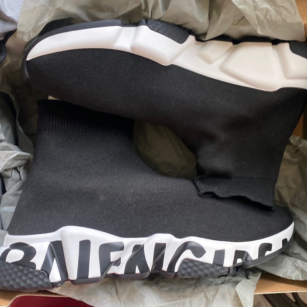 Balenciaga Woman’s Euro 37
Speed Graffiti Sock Sneakers